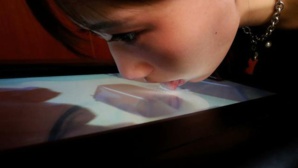 Un japonais invente une télé à lécher pour goûter des plats Un japonais invente une télé à lécher pour goûter des plats