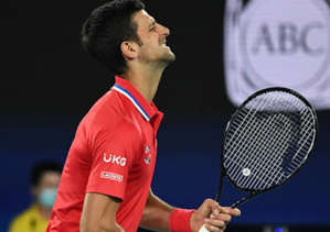 Un problème suspend l'entrée de Djokovic en Australie