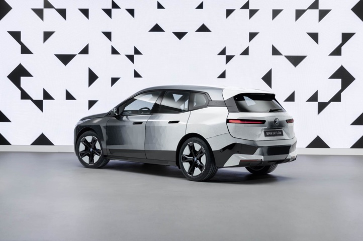 BMW présente une voiture capable de changer de couleur sur demande BMW présente une voiture capable de changer de couleur sur demande