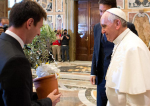 Messi reçoit un maillot dédicacé par le pape François Messi reçoit un maillot dédicacé par le pape François