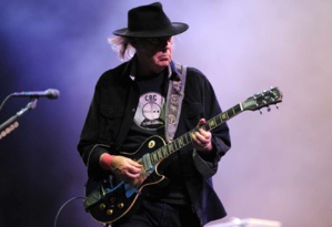 Neil Young retire sa musique de Spotify, qu’il accuse de désinformation sur le Covid-19