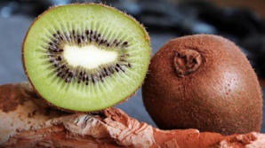 Ne jetez plus la peau du kiwi, elle est riche en vitamines ! 