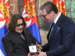 Johnny Depp reçoit la médaille du mérite en Serbie Johnny Depp reçoit la médaille du mérite en Serbie