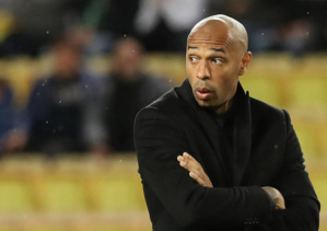 "Thierry Henry a su garder son sang froid après avoir reçu une gifle" "Thierry Henry a su garder son sang froid après avoir reçu une gifle"