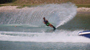 Le ski nautique : Une histoire d'un sport de glisse contrôlée