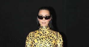 Kim Kardashian entièrement recouverte de scotch à la Fashion Week de Paris