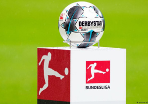 Allemagne : Un match de Bundesliga interrompu par des militants pour le climat Allemagne : Un match de Bundesliga interrompu par des militants pour le climat