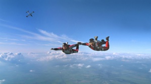 Une parachutiste survit miraculeusement à une chute au sol à 200 km/h Une parachutiste survit miraculeusement à une chute au sol à 200 km/h