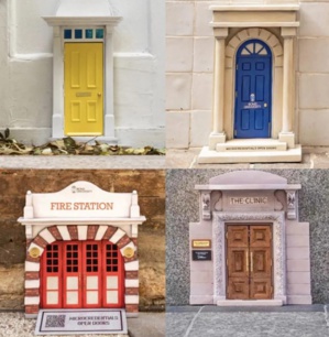 Une université installe des mini portes dans la rue pour promouvoir ses métiers Une université installe des mini portes dans la rue pour promouvoir ses métiers