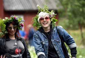 Les Finlandais, peuple le plus heureux du monde, vont devoir remplacer leurs couronnes de fleurs par des casques en kevlar
