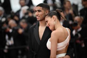 Cannes : Achraf Hakimi et son épouse brillent sur le tapis rouge Cannes : Achraf Hakimi et son épouse brillent sur le tapis rouge