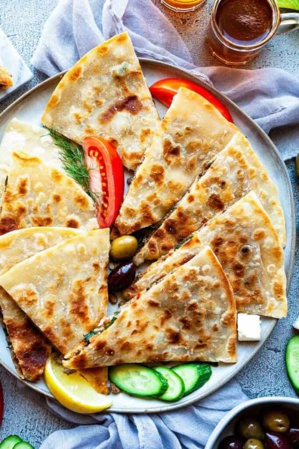 Gözleme, crêpe turque farcie à la viande hachée Gözleme, crêpe turque farcie à la viande hachée
