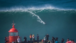 Il décroche le record de la plus grosse vague surfée : 26 mètres de haut ! Il décroche le record de la plus grosse vague surfée : 26 mètres de haut !