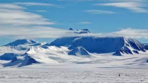 Des microplastiques dans de la neige fraîchement tombée en Antarctique.