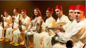 Des musiciens de l’orchestre de Fès, dirigés par le maître de la musique arabo-andalouse Mohamed Briouel, sur la grande scène de Bab el Makina le 12 juin 2022, pendant le festival des musiques sacrées du monde.
