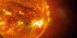 Une énorme tache solaire pointe vers la Terre Une énorme tache solaire pointe vers la Terre