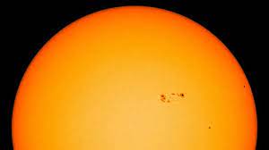 Une énorme tache solaire pointe vers la Terre