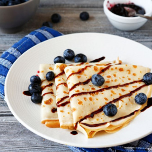 Crêpes aux myrtilles et aux amandes