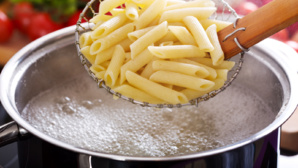Que faire avec l'eau de cuisson des pâtes ? 9 utilisations surprenantes ! Que faire avec l'eau de cuisson des pâtes ? 9 utilisations surprenantes !