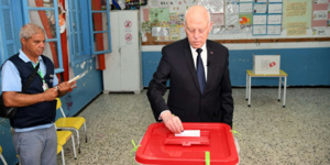 Le président Kaïs Saïed dans un bureau de vote