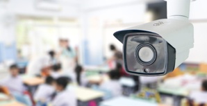 Surveillance scolaire : entre sécurité et menace pour les élèves Surveillance scolaire : entre sécurité et menace pour les élèves