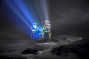 Un artiste suisse projette l'image de la reine Elizabeth II et du prince Philip dans le ciel Un artiste suisse projette l'image de la reine Elizabeth II et du prince Philip dans le ciel