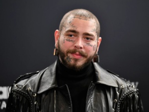 Post Malone fait une mauvaise chute en plein concert Post Malone fait une mauvaise chute en plein concert