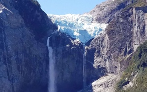 L’effondrement d’un glacier de 200 m de haut filmé par des randonneurs L’effondrement d’un glacier de 200 m de haut filmé par des randonneurs