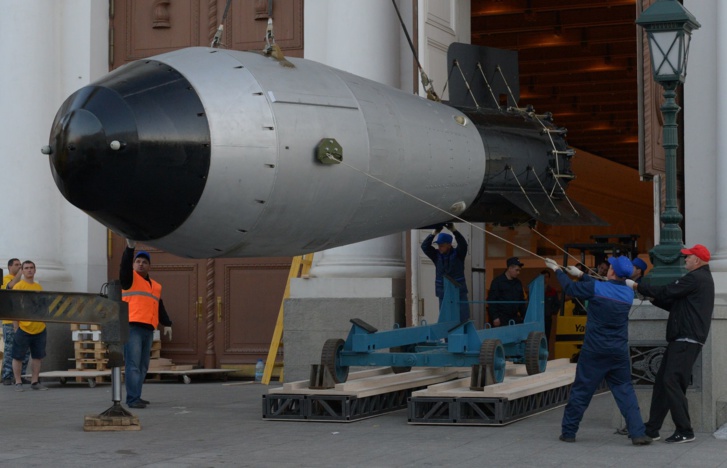 Feu d'artifice nucléaire en vue avec la Tsar Bomba , exhibée fièrement par Moscou Feu d'artifice nucléaire en vue avec la Tsar Bomba , exhibée fièrement par Moscou