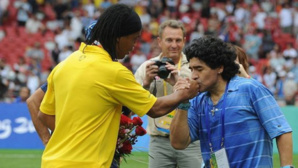 Ronaldinho, Messi participeront à un "match de la paix" en hommage à Maradona Ronaldinho, Messi participeront à un "match de la paix" en hommage à Maradona