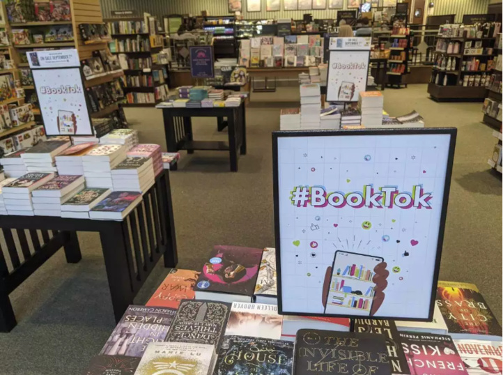 Les librairies Barnes & Noble mettent en vente des livres conseillés sur TikTok pour booster leurs ventes. © Tali Arbel/AP/SIPA Les librairies Barnes & Noble mettent en vente des livres conseillés sur TikTok pour booster leurs ventes. © Tali Arbel/AP/SIPA