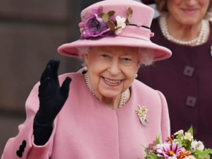 Elizabeth II : la voiture qu'elle utilisait pour se promener vendue aux enchères Elizabeth II : la voiture qu'elle utilisait pour se promener vendue aux enchères