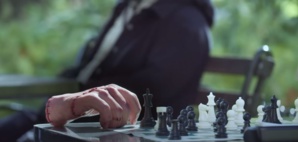 Mercredi : la Chose de la famille Addams se promène dans les rues de New York Mercredi : la Chose de la famille Addams se promène dans les rues de New York