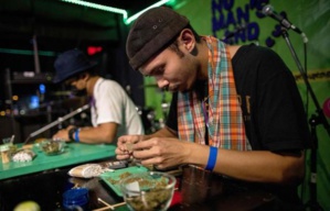 Thaïlande : concours de roulage de joints à Bangkok Thaïlande : concours de roulage de joints à Bangkok