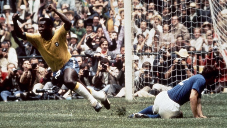 De ses deux pieds , Il savait tout faire avec un ballon De ses deux pieds , Il savait tout faire avec un ballon