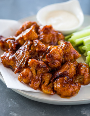 Wings de chou-fleur avec leur sauce BBQ maison Wings de chou-fleur avec leur sauce BBQ maison