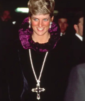 Kim Kardashian rachète aux enchère la croix de Lady Diana Kim Kardashian rachète aux enchère la croix de Lady Diana