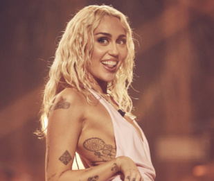 "Flowers" : Miley Cyrus bat un record d'écoutes sur Spotify
