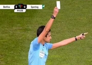 Une première, l’arbitre sort un carton blanc ! Une première, l’arbitre sort un carton blanc !