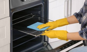 L’astuce efficace pour nettoyer son four pendant que vous dormez L’astuce efficace pour nettoyer son four pendant que vous dormez