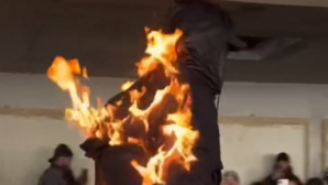 Un mannequin prend feu lors d’un défilé de la Fashion Week à Paris Un mannequin prend feu lors d’un défilé de la Fashion Week à Paris
