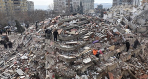 Séisme en Turquie: des supporters de foot appellent à la démission du gouvernement Séisme en Turquie: des supporters de foot appellent à la démission du gouvernement