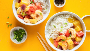 Poke bowl aux crevettes, mangue, avocat et pamplemousse Poke bowl aux crevettes, mangue, avocat et pamplemousse