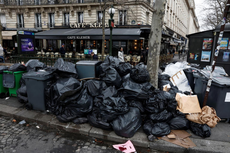 Paris : grève d'éboueurs, les poubelles occupent les rues Paris : grève d'éboueurs, les poubelles occupent les rues