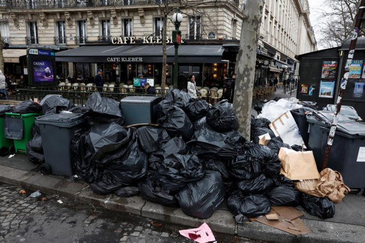 Paris : grève d'éboueurs, les poubelles occupent les rues 