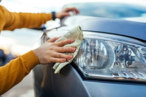 L’astuce pour rendre les phares de la voiture comme neufs L’astuce pour rendre les phares de la voiture comme neufs