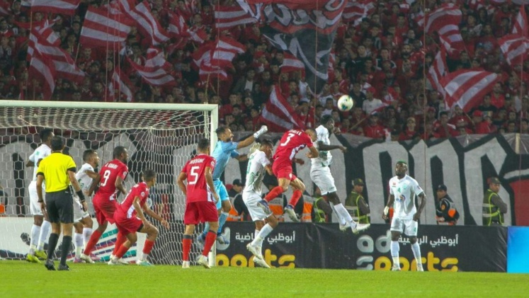 Botola Pro : mano à mano en tête de classement, cinq équipes concernées par la relégation.. Botola Pro : mano à mano en tête de classement, cinq équipes concernées par la relégation..