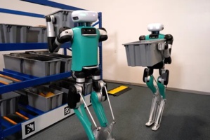 Ce robot a une tête avec des yeux et des mains pour travailler dans les entrepôts