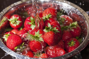 Les fraises sont pleines de pesticides : voici comment mieux les nettoyer Les fraises sont pleines de pesticides : voici comment mieux les nettoyer