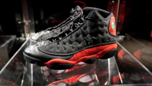 Nouveau record : 2,2 millions de dollars pour une paire de baskets de Michael Jordan Nouveau record : 2,2 millions de dollars pour une paire de baskets de Michael Jordan